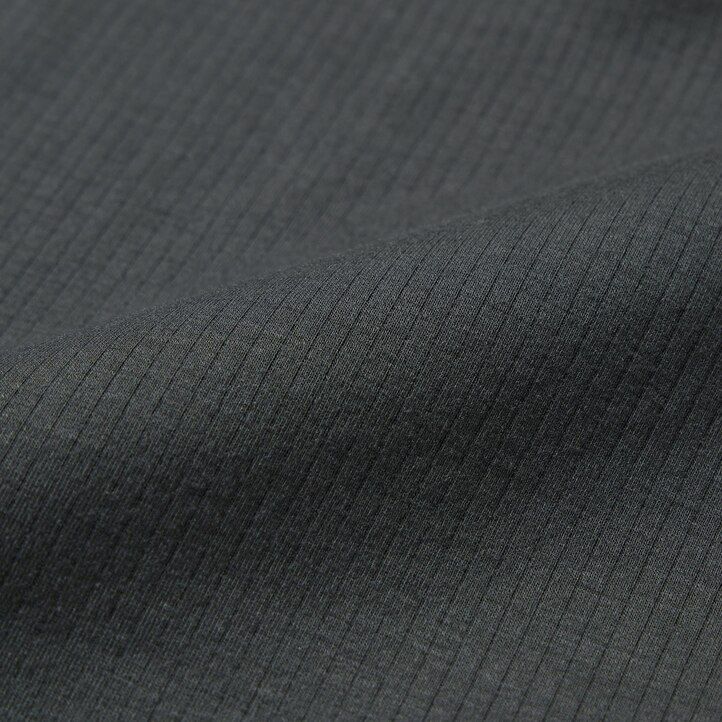 dunkelgrüne uniqlo heattech rippstrick-thermo-t-shirts für damen mit rundhalsausschnitt und Ärmeln
