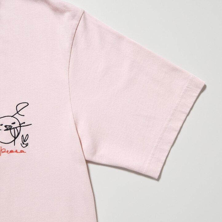 pinkfarbene uniqlo peace for all grafik-t-shirts für damen mit haruka ayase motiv