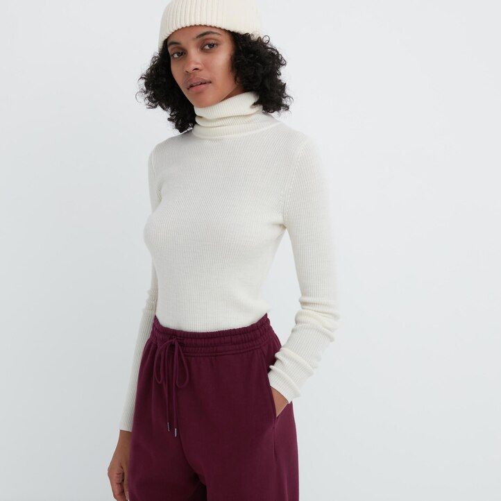 weiße uniqlo jogginghosen und damenoberteile